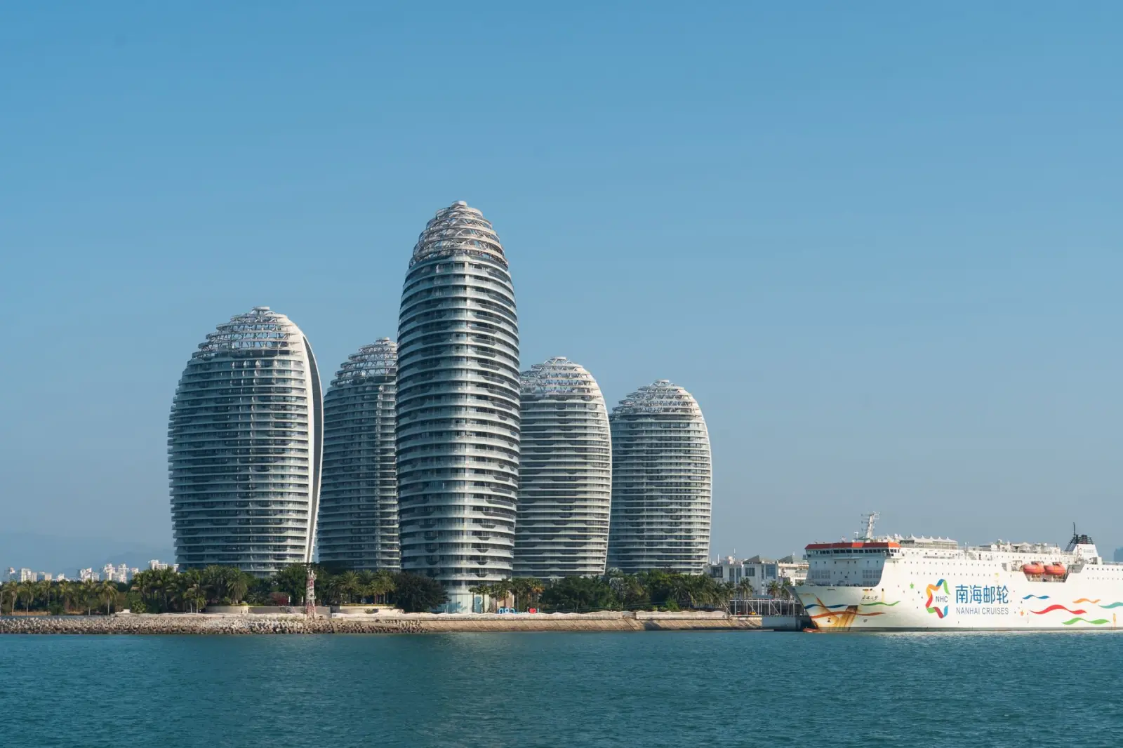 企业咨询服务对比：自建财税团队与委托商务服务机构的成本分析