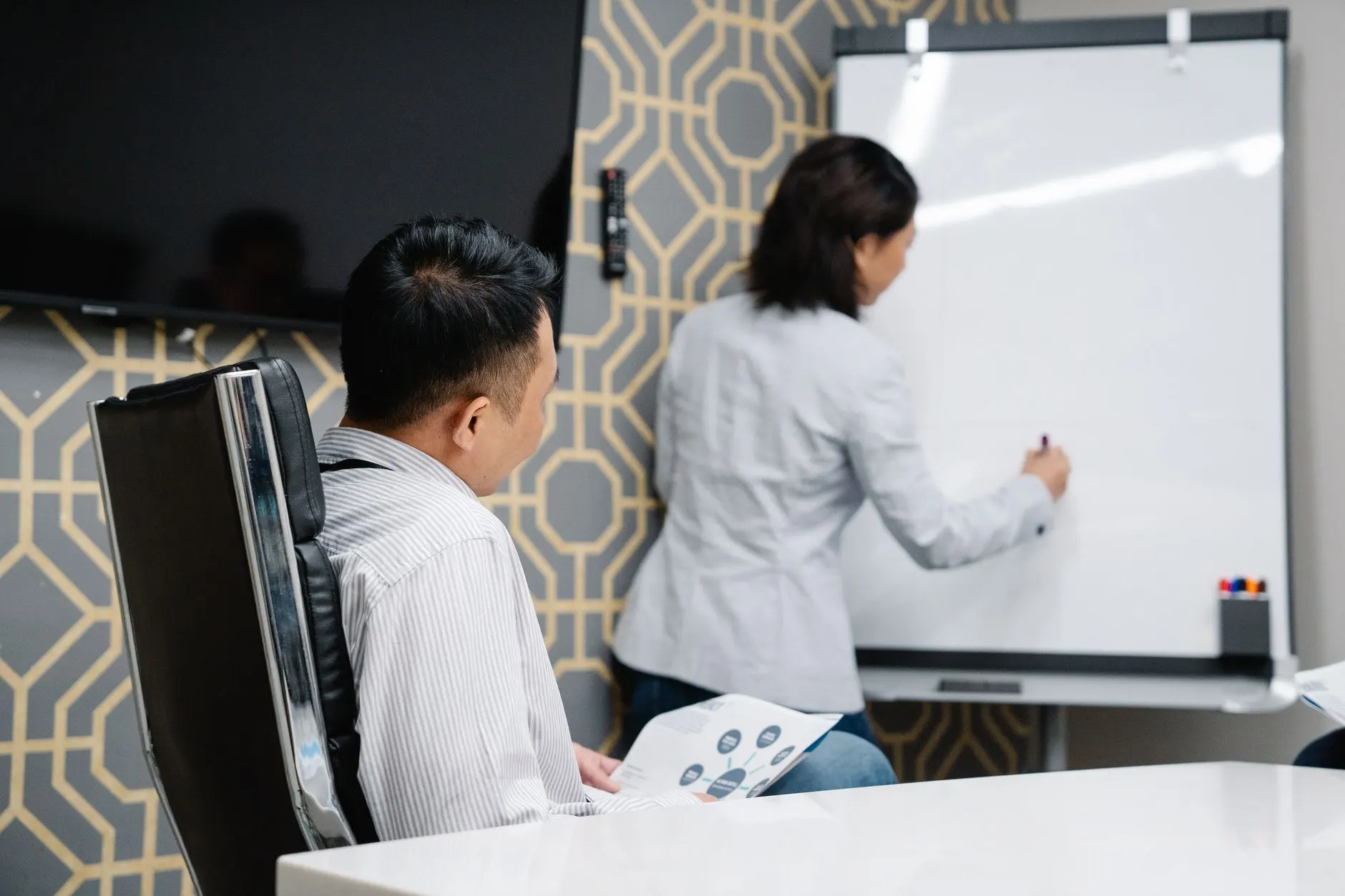 广东聚源商务服务：从工商注册到财税代理的一站式解决方案