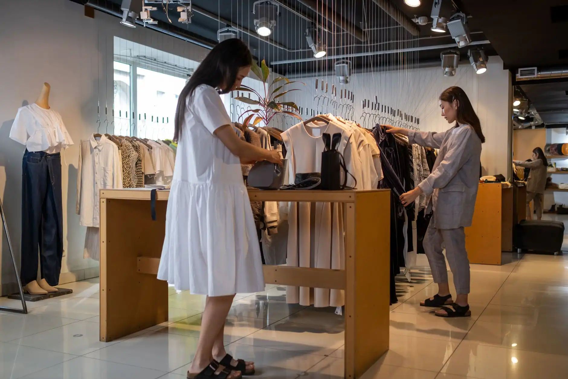 商务服务与企业咨询：聚源公司助力初创企业规范运营