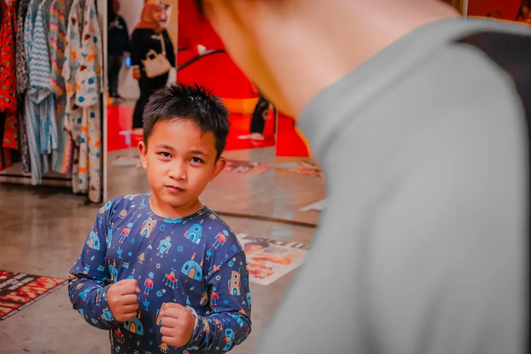 企业咨询与财税代理服务对比：自建团队还是委托商务服务公司更划算