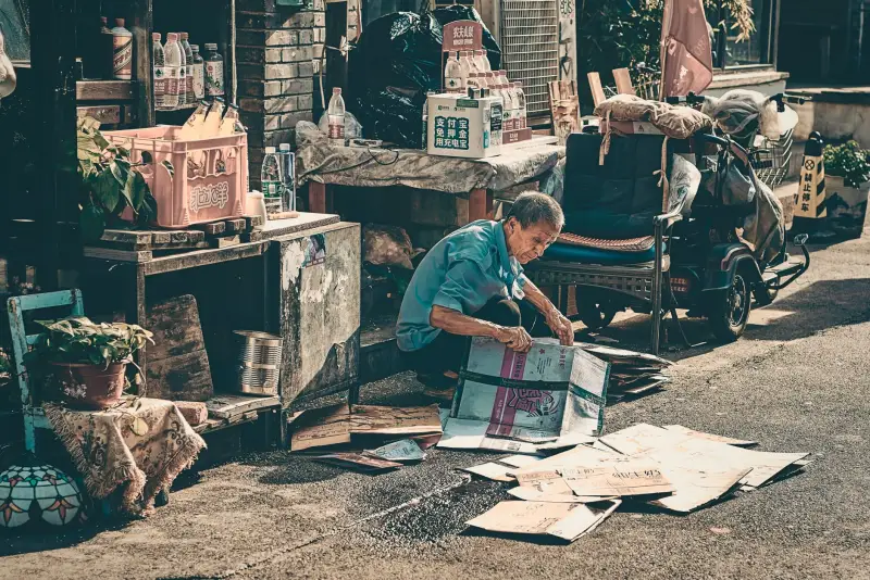 企业咨询服务对比：自建财税团队与委托代理记账的成本效益分析